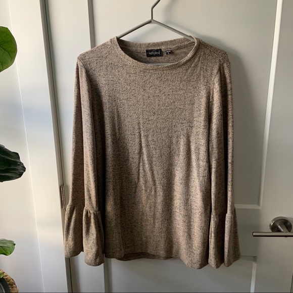 Lightweight sweater with bell sleeves - Picture 1 of 3